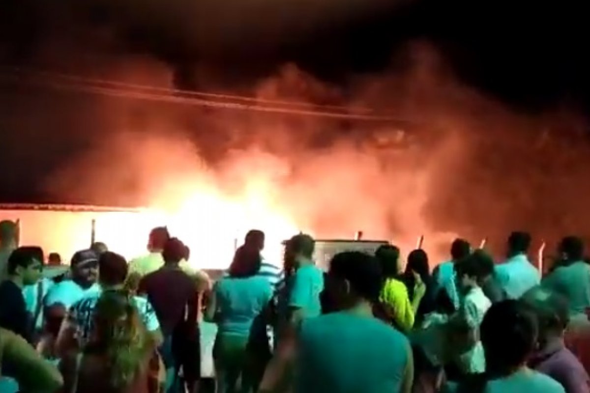 Queima de fogos durante ato político provoca incêndio em campus da Uneb, em Juazeiro