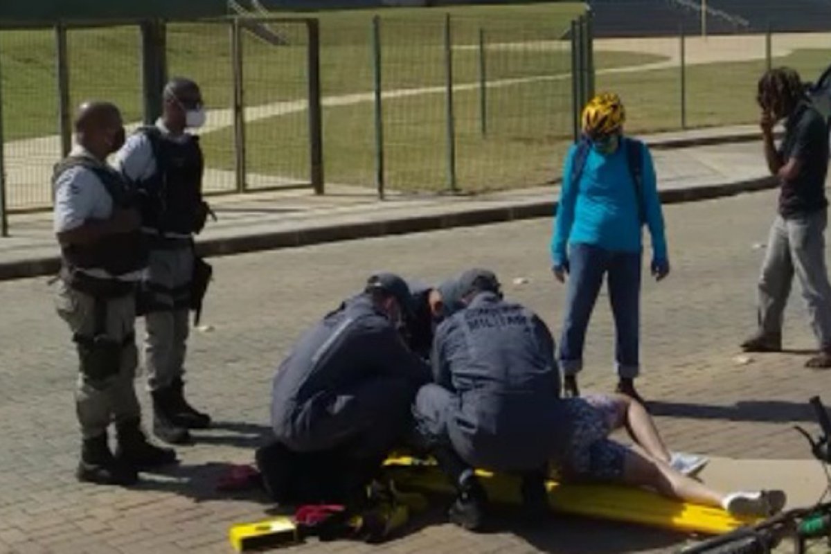 Mulher desmaia após ser assaltada na orla da Boca do Rio, em Salvador