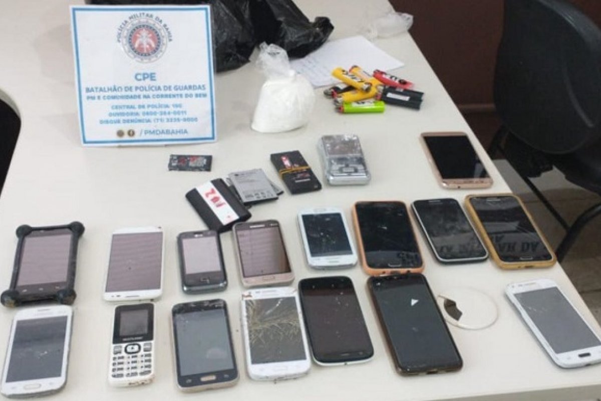 Drogas e 17 celulares que seriam arremessados em presídio são apreendidos