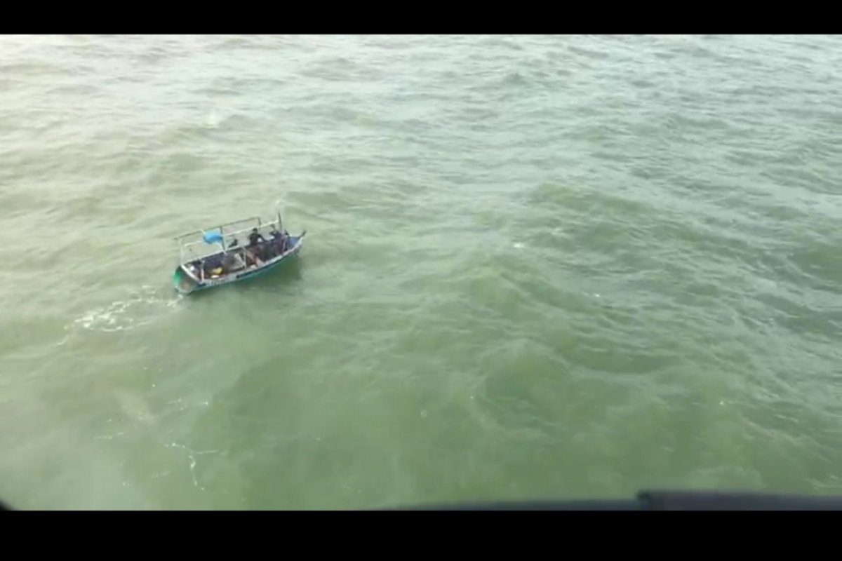 Homem é resgatado no mar por equipe do Graer