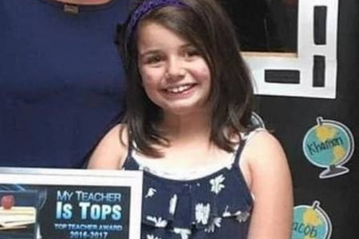 Pais são indiciados por homicídio após filha de 12 anos morrer por causa de piolhos