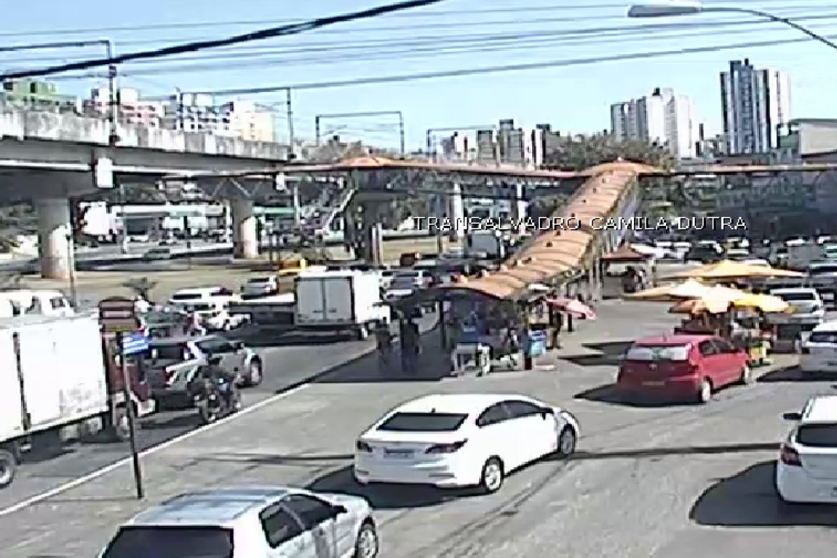 Manifestação deixa trânsito lento na Avenida Bonocô, em Salvador
