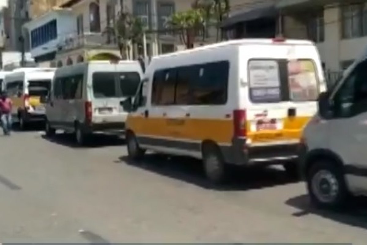 Motoristas de vans escolares protestam em Salvador e pedem para circular como transporte alternativo