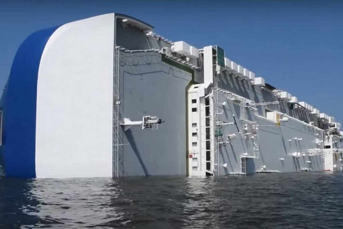 Navio tombou com 4 mil carros por causa de carga mal posicionada, diz relatório