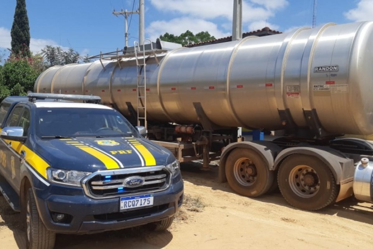 Carga de combustível avaliada em quase R$ 100 mil é apreendida na BR 242, no sul da Bahia