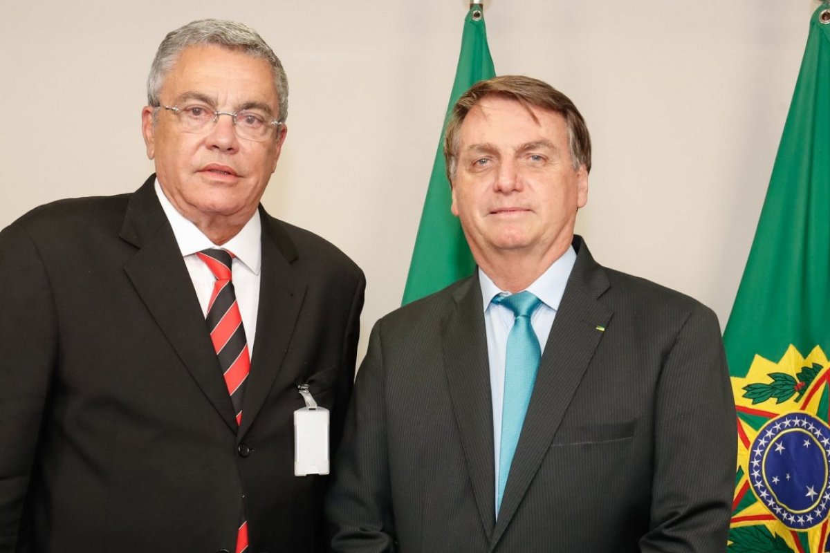 Suspenso, Paulo Carneiro participa de reunião com Bolsonaro em Brasilia