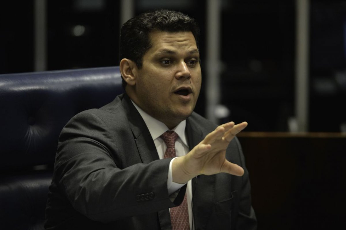 Alcolumbre volta a defender CPMI das Fake News