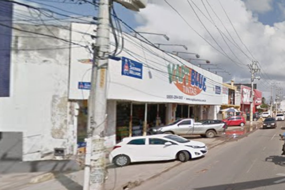 Moto invade estabelecimento e prejudica trânsito no sentido Litoral Norte