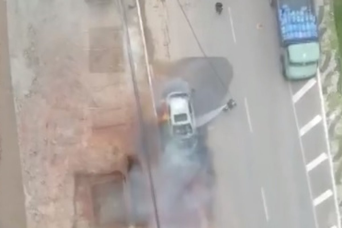 Carro pega fogo na Avenida Orlando Gomes, em Salvador