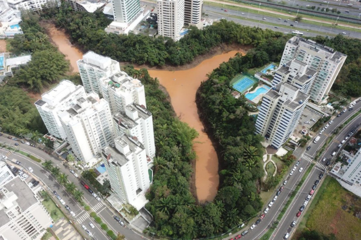 Após denúncia do Farol, Prefeitura faz vistoria na Lagoa de Alphaville