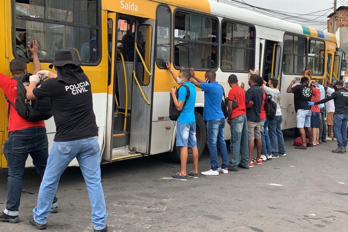 Operação do Gerrc realiza 900 abordagens em ônibus de Salvador para evitar ações de roubo