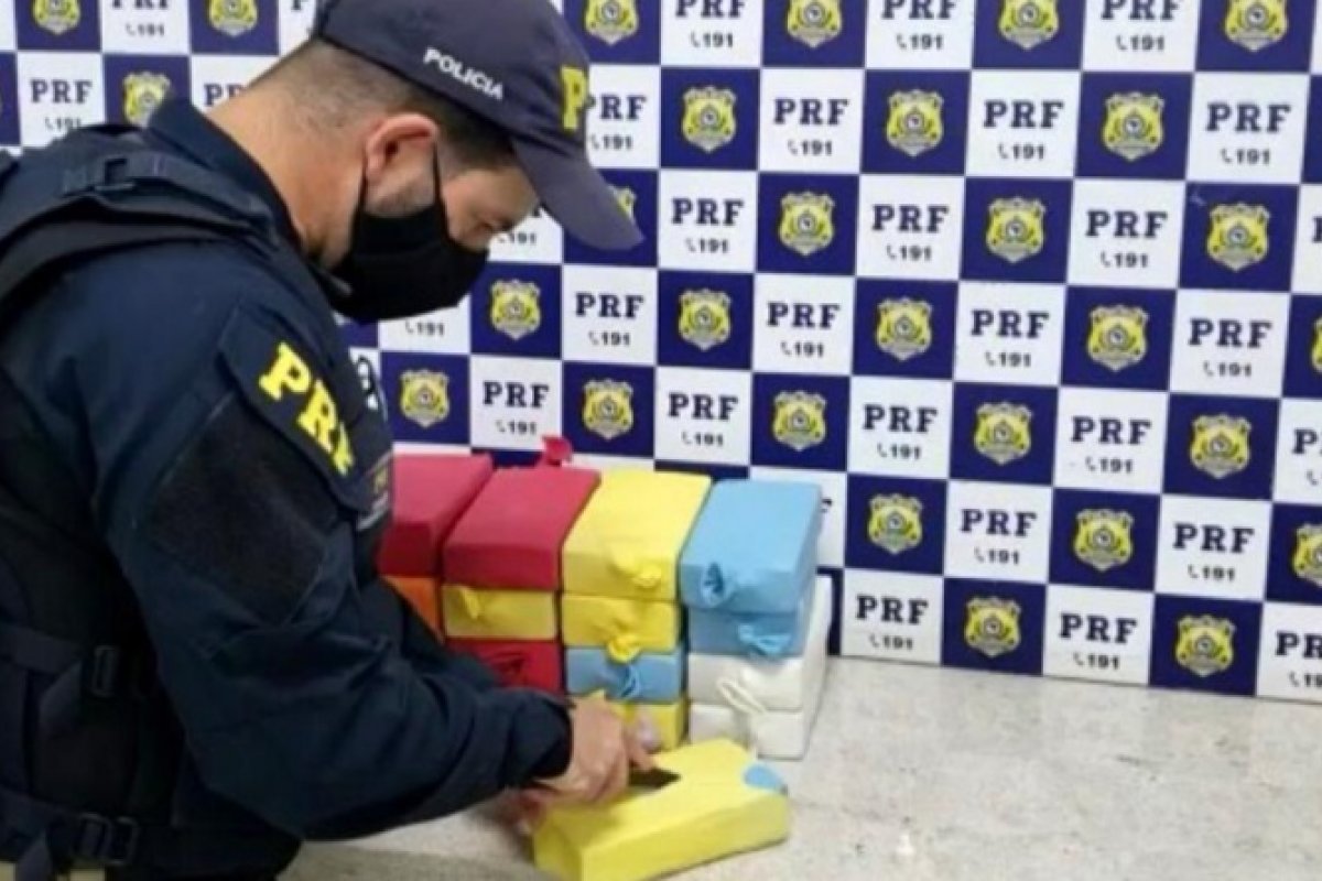 Cerca de 18 quilos de cocaína são encontrados em compartimento secreto de um carro na BR 116