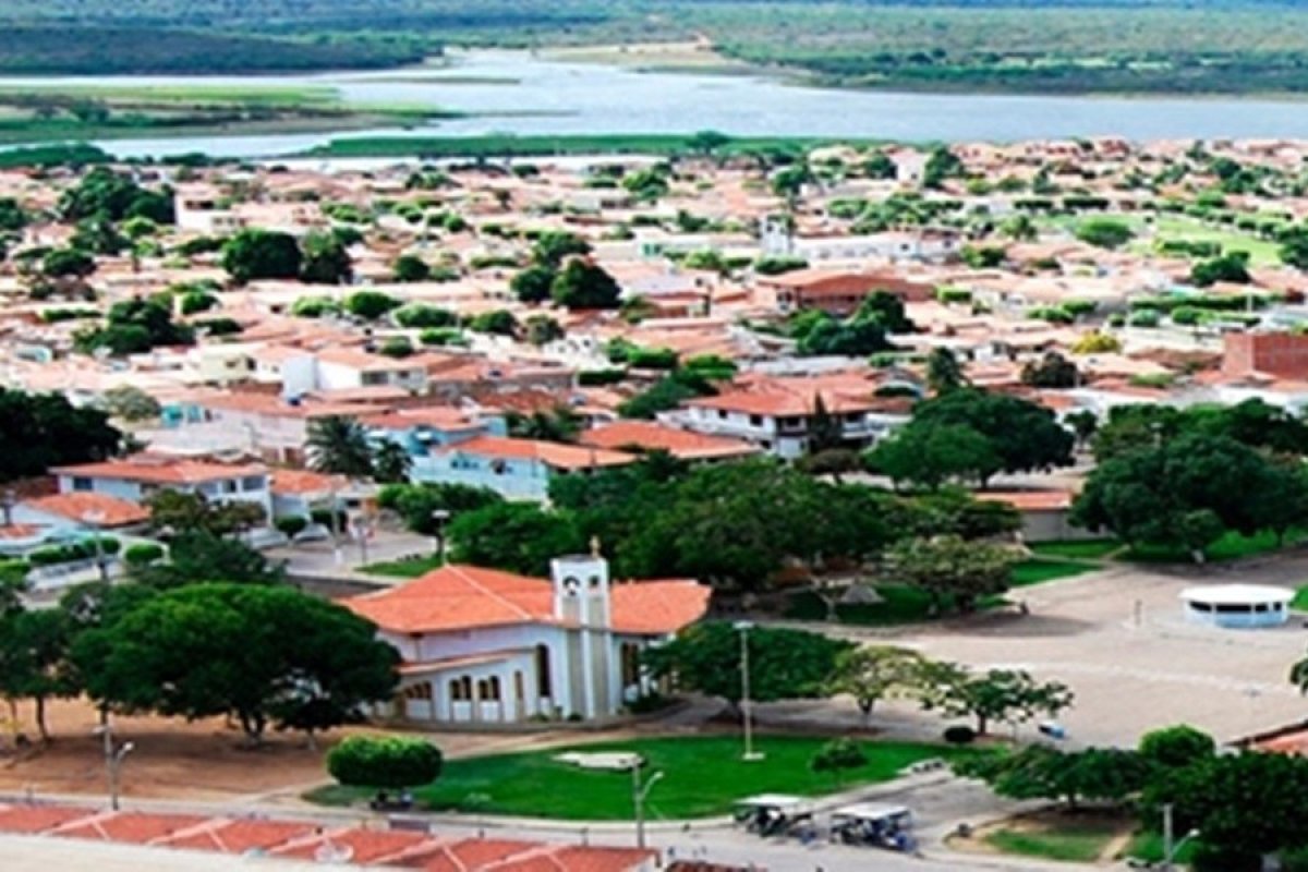 Homens são presos com três mil pés de maconha platados em roça