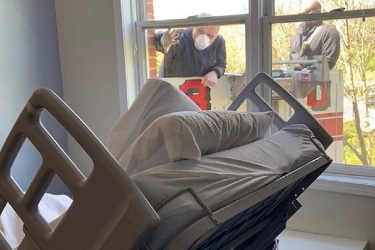 Com ajuda de bombeiros, filho consegue se despedir da mãe pela janela de um asilo