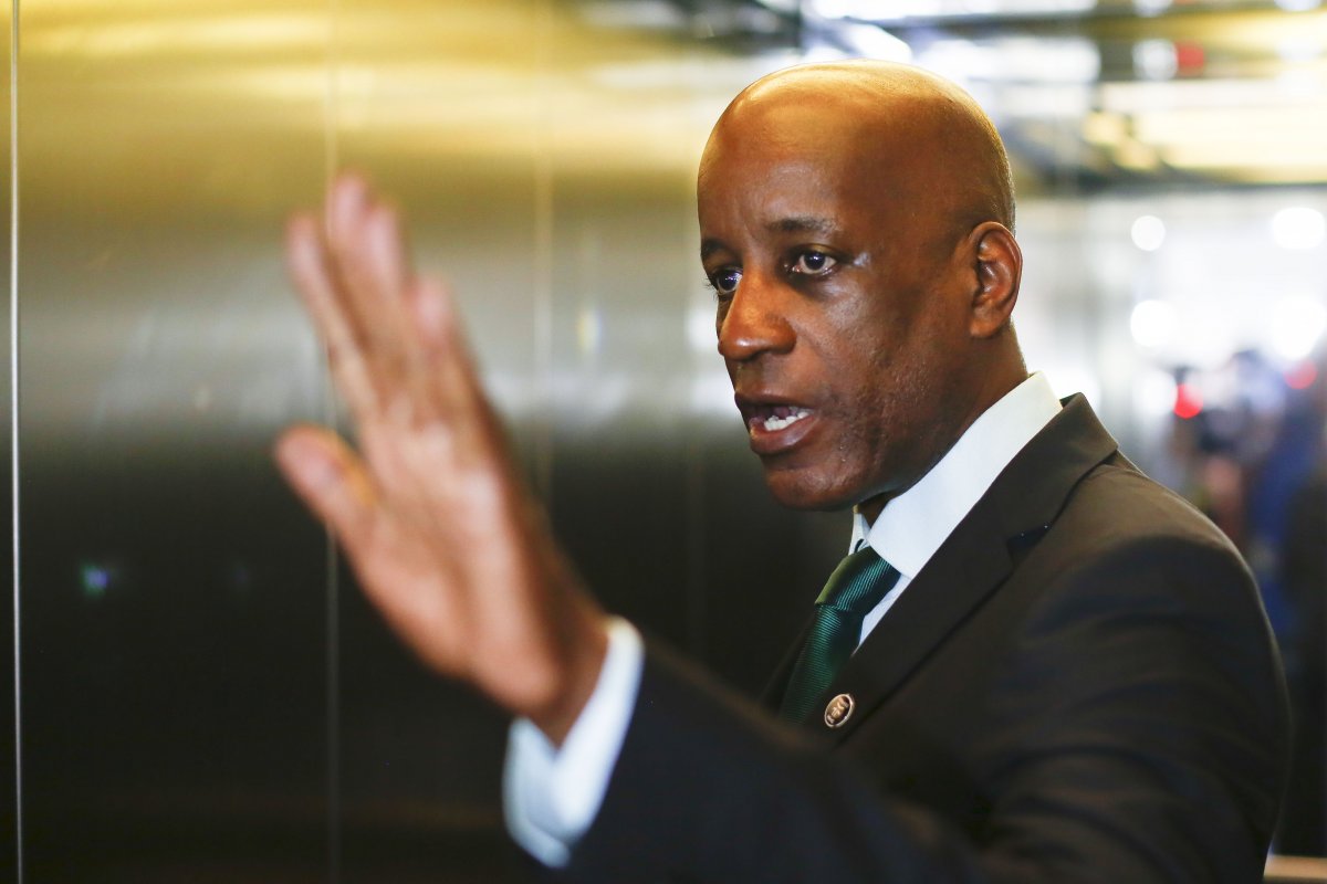 Secretarias do PT repudiam conduta de Camargo em retirar nome de Benedita de lista