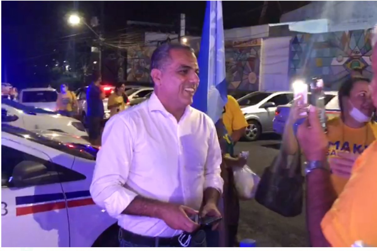 Vídeo: Sem ser convidado a debate da Band, Cezar Leite promove debate virtual em frente à emissora