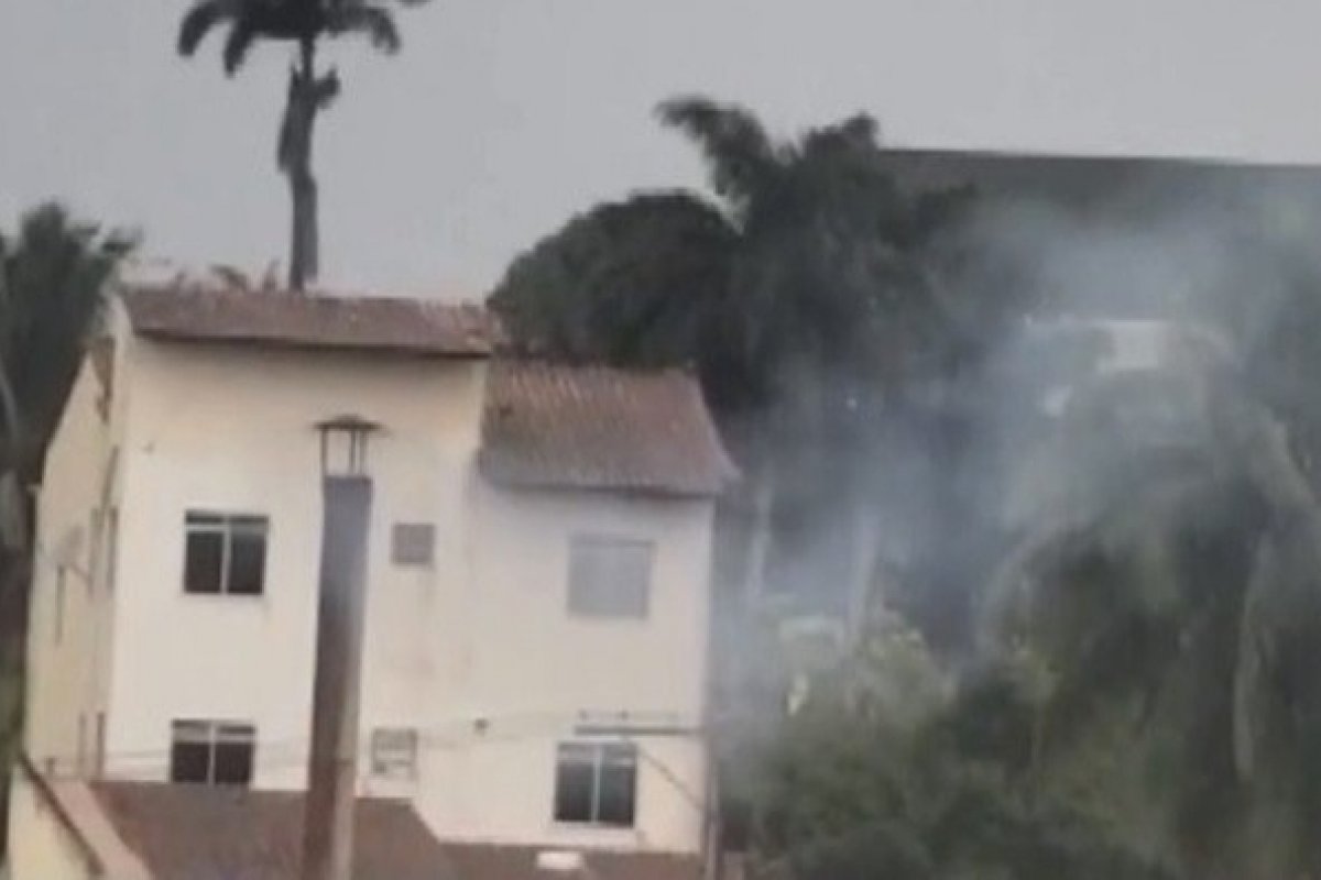 Moradores de condomínio em Lauro de Freitas reclamam de poluição causada por fábrica de isopor