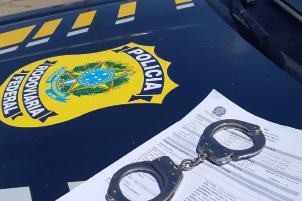 PRF prende dois foragidos da Justiça em rodovias baianas