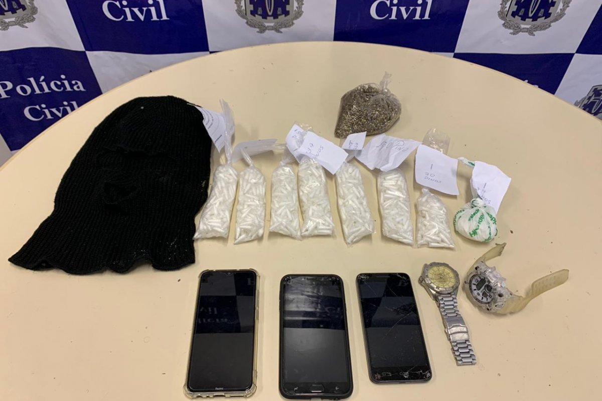 Dupla é flagrada com mais de mil pinos de cocaína na Estação da Lapa, em Salvador