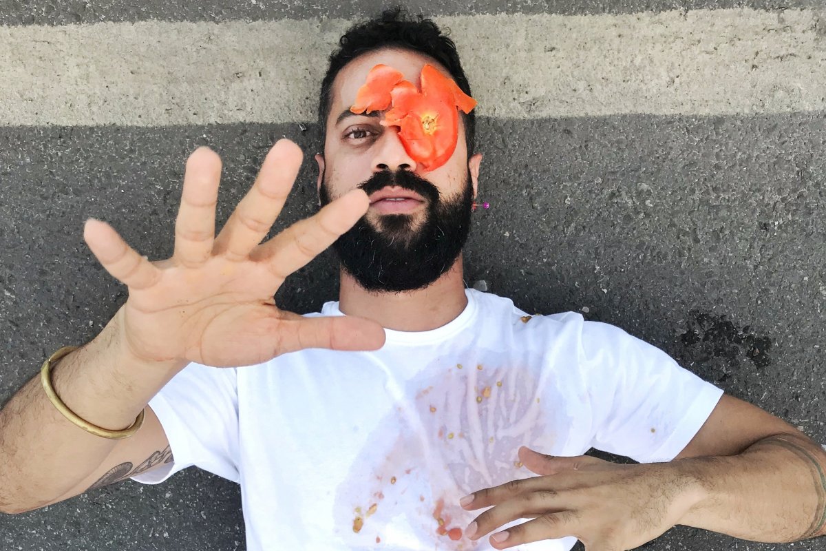 Ator discute soropositividade em ato performático