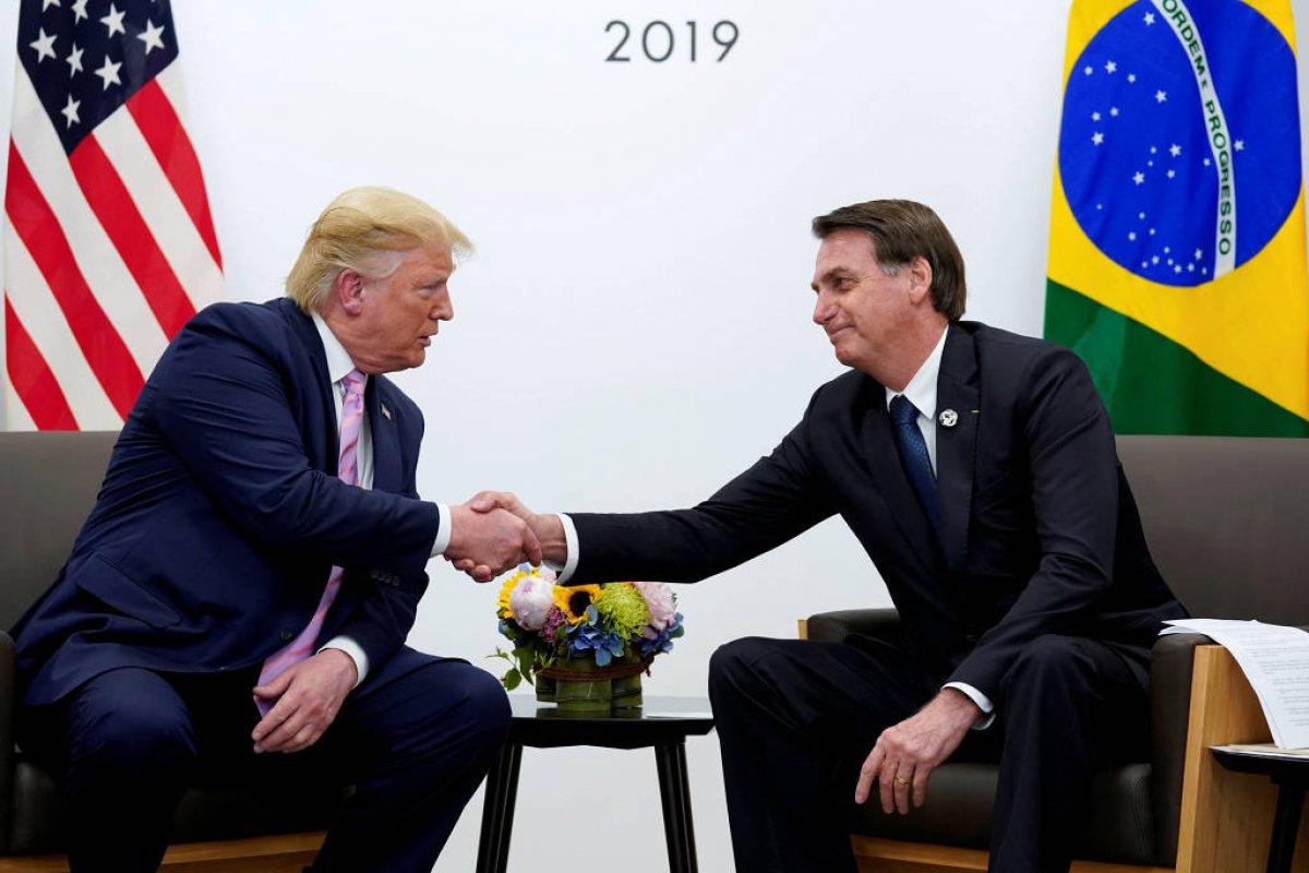Bolsonaro diz que Trump vai vencer a Covid pelo bem dos EUA e do mundo