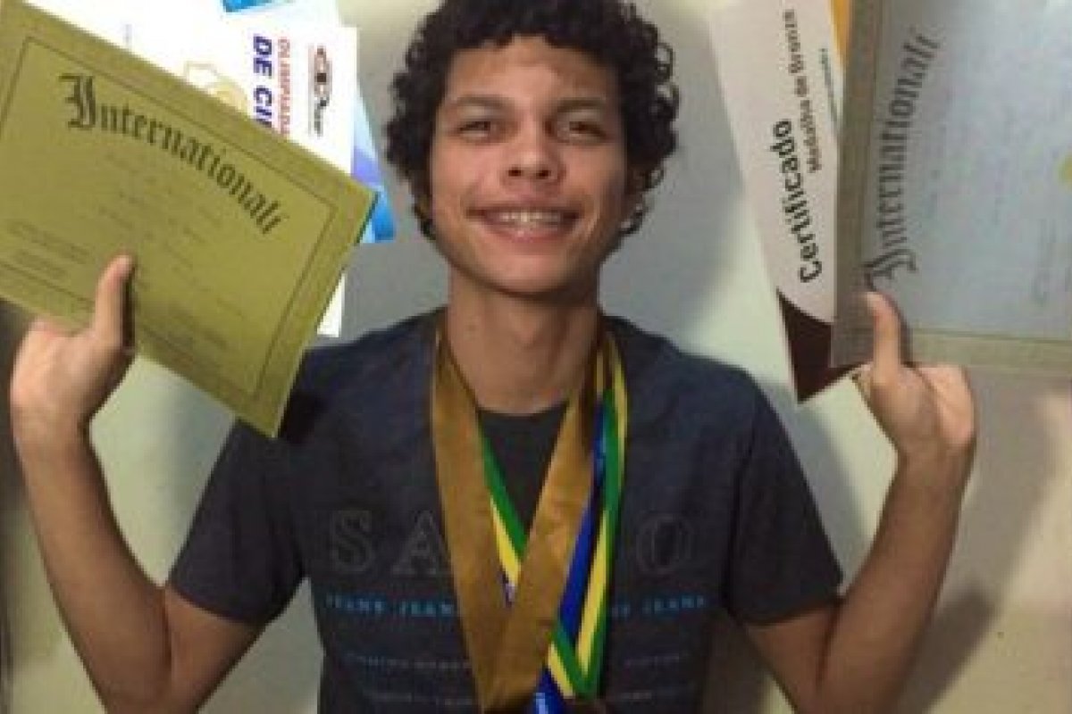 Que orgulho! Filho de cozinheira desempregada, é aprovado na 6ª melhor universidade do mundo