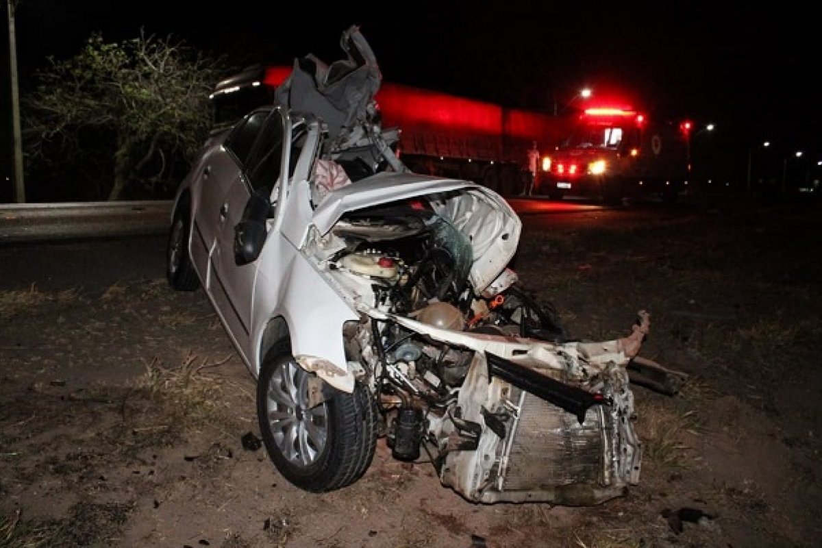 Acidente envolvendo carro e caminhão deixa uma pessoa morta e outra ferida em Luís Eduardo Magalhães