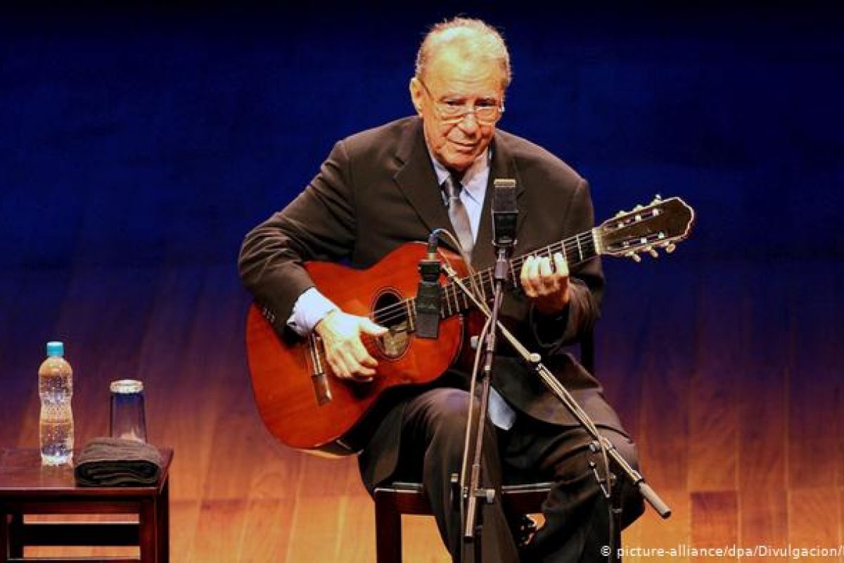 Família de João Gilberto entra na guerra com gravadora e companheira do músico é excluída do testamento