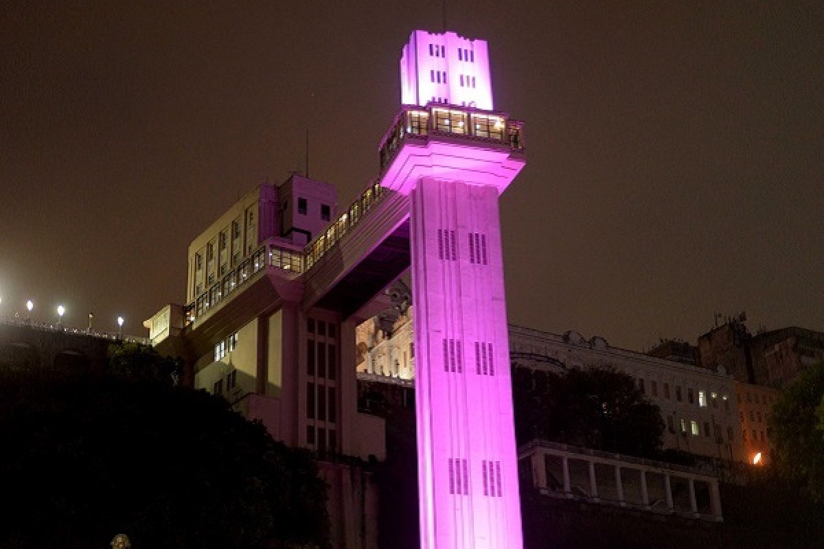 Monumentos de Salvador ganham iluminação rosa para alertar sobre o câncer