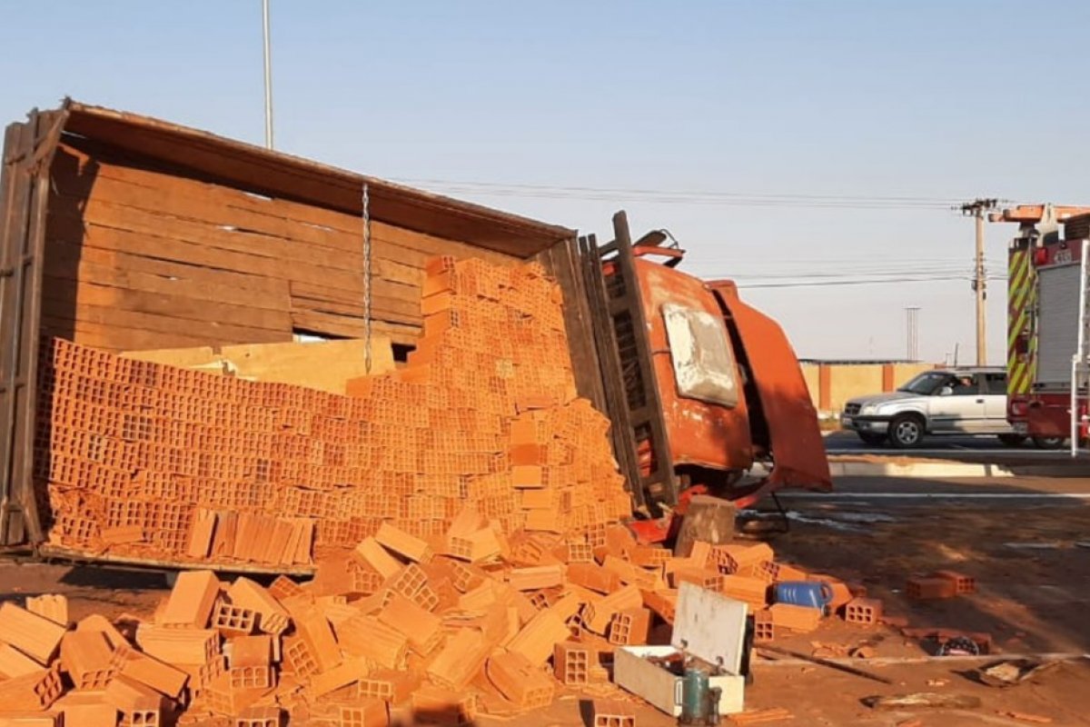Caminhão com carga de tijolos tomba e deixa duas pessoas mortas e feridos