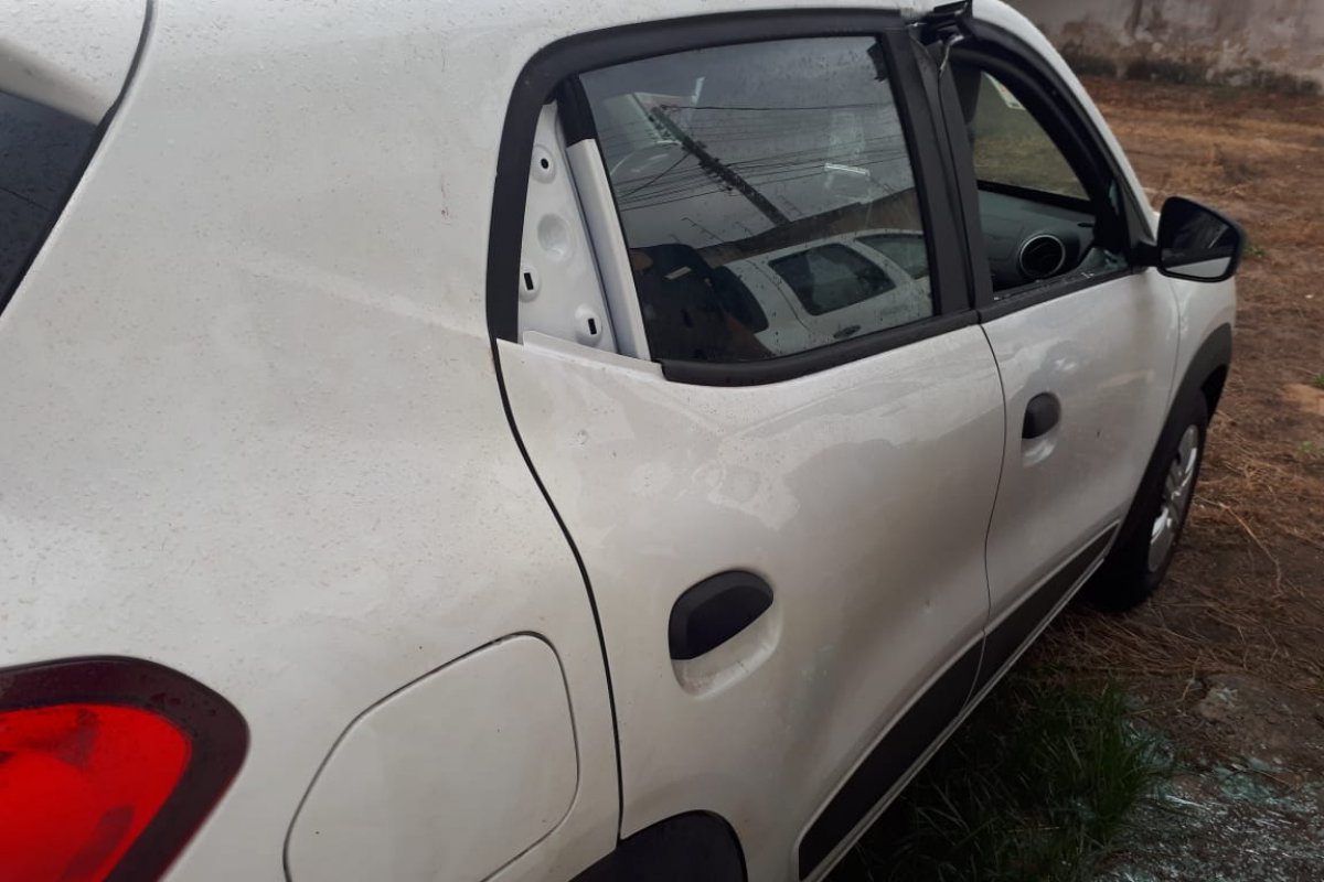 Assaltante é morto e comparsa é preso durante uma tentativa de roubo a carro em uma concessionária