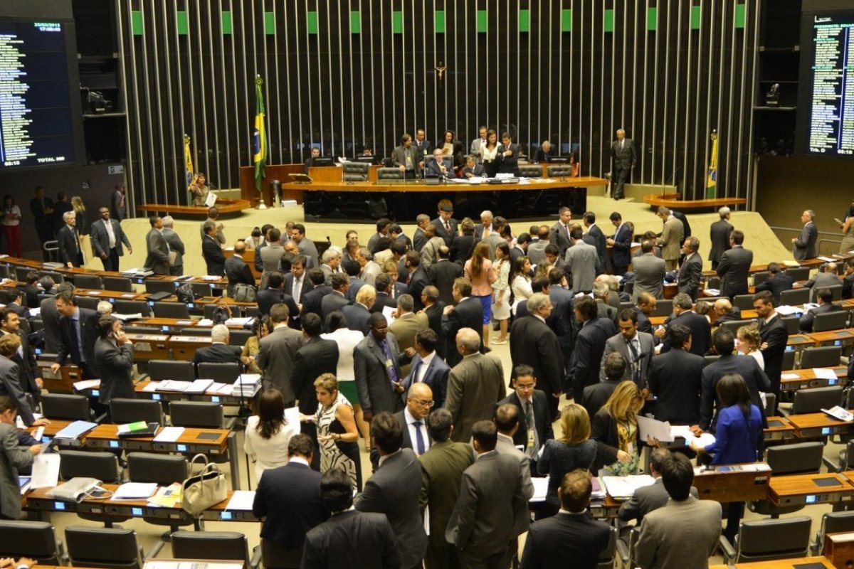 Entidade propõe criação de cota para reserva de 50% das vagas em parlamentos para mulheres