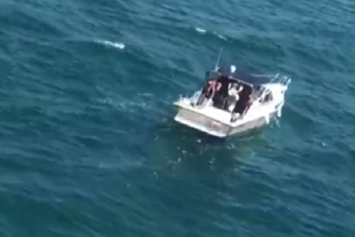 Cinco pessoas são resgatadas de uma lancha com princípio de incêndio na Baía de Todos-os-Santos