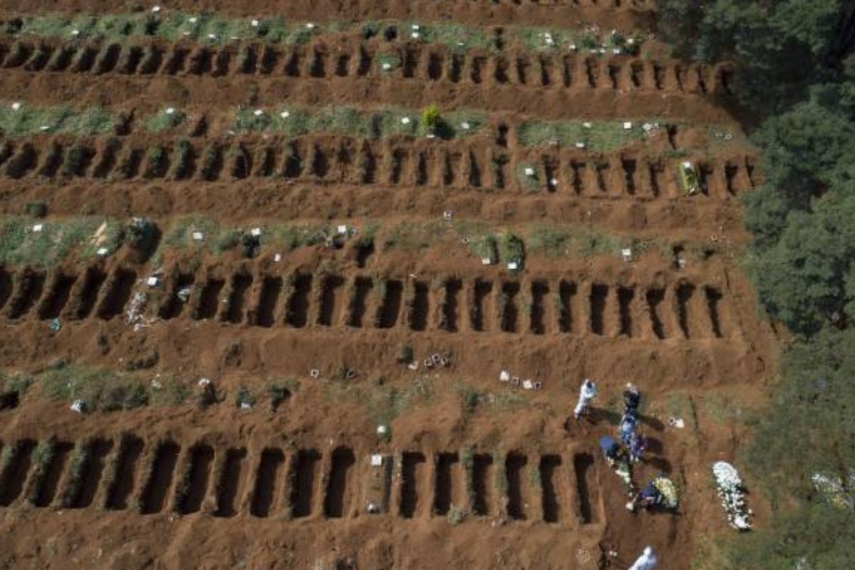 Média móvel de mortes por covid-19 no Brasil atinge o menor patamar desde maio