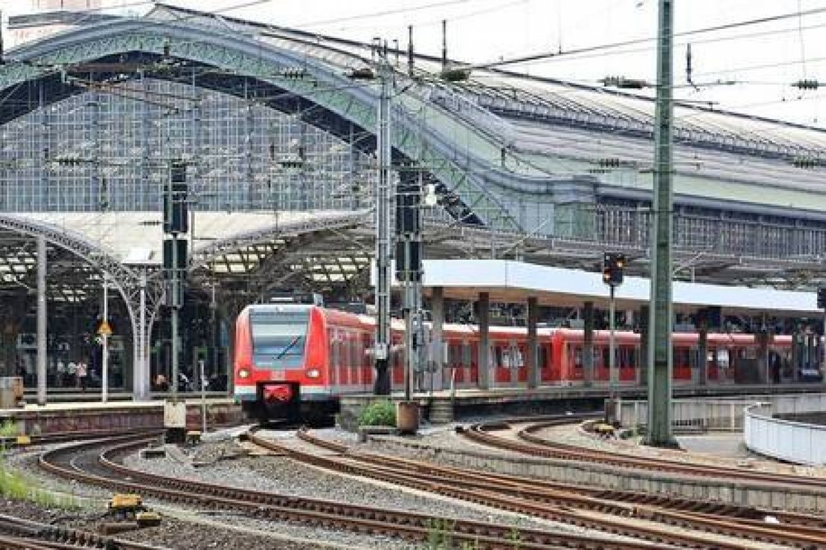 Polícia alemã desarma bomba caseira encontrado em um trem
