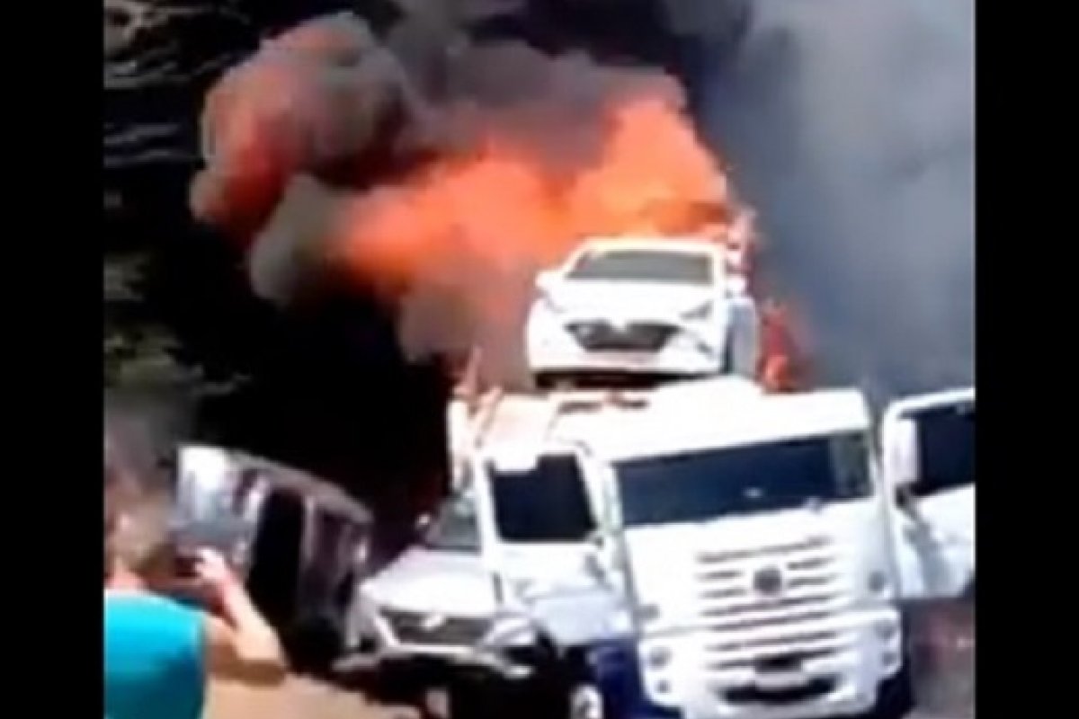 Uma pessoa morre carbonizada durante acidente envolvendo carretas na BR 116