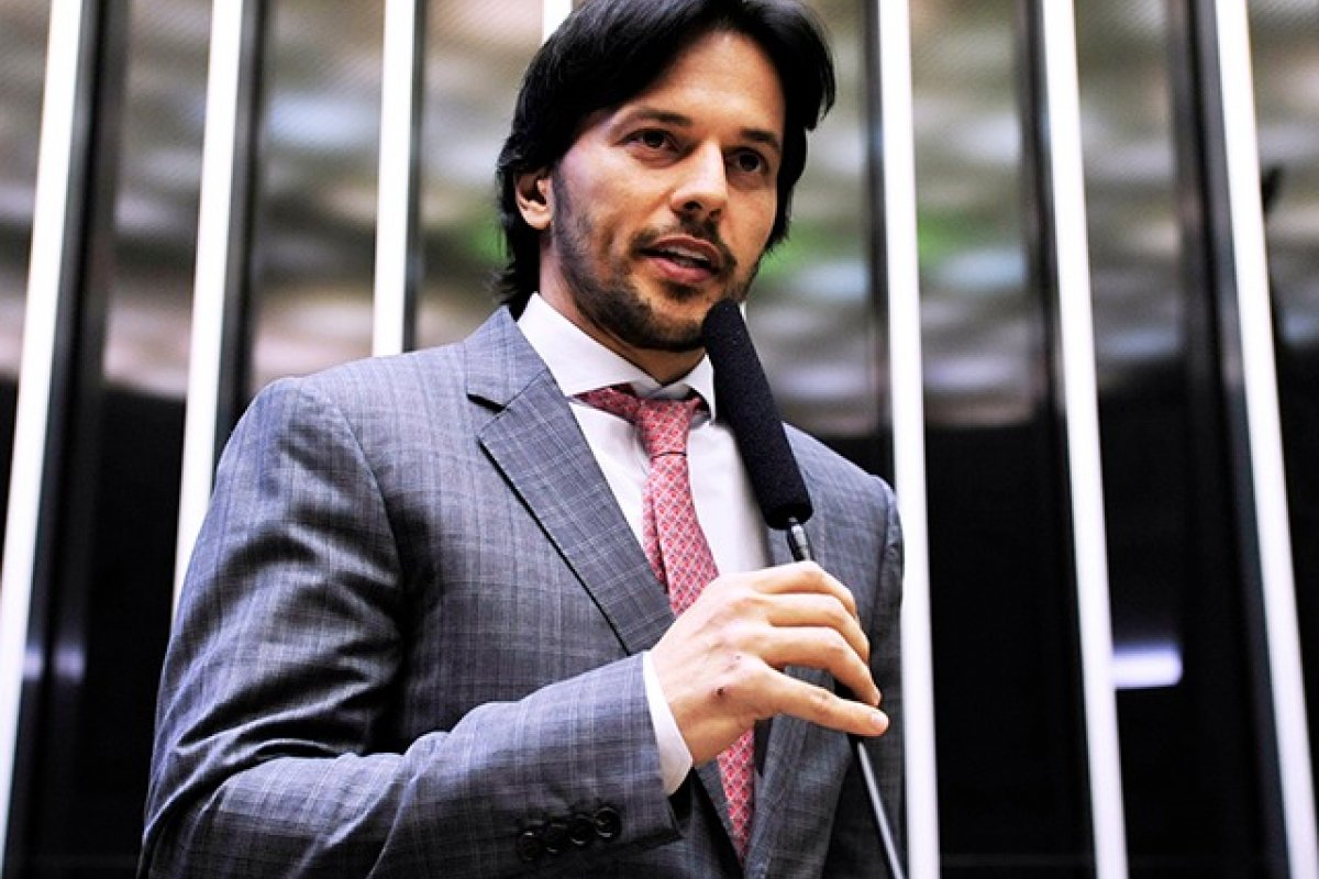 "Só paga a folha devido a Bolsonaro", diz Fabio Faria sobre a governadora do Rio Grande do Norte