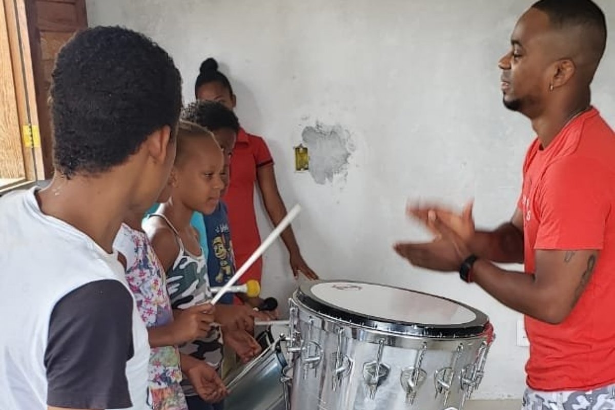 Músico do Harmonia do Samba promove ações sociais para crianças da Bahia