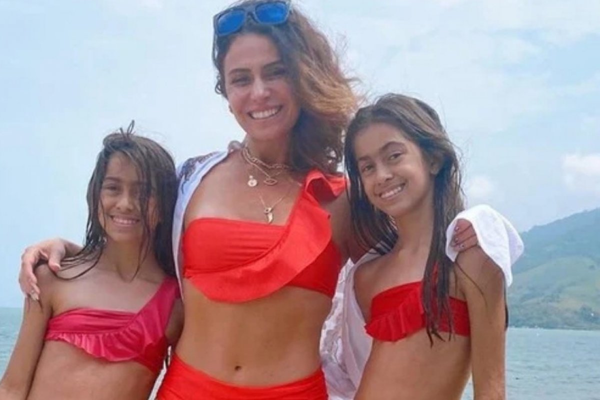 Giovanna Antonelli combina look com as filhas gêmeas em dia de praia
