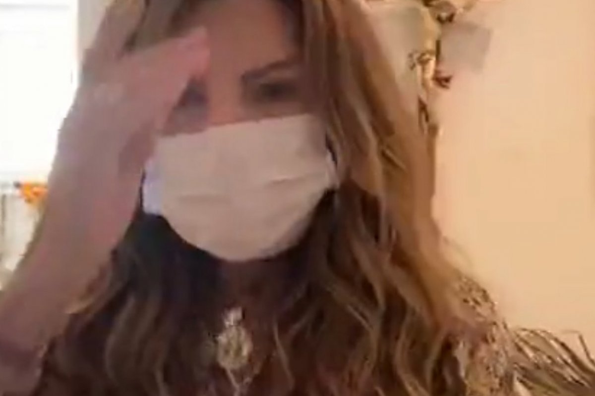 Após se recuperar da Covid-19, Elba Ramalho vai à igreja