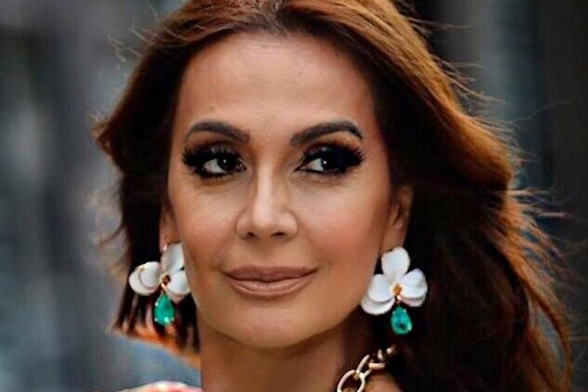 Claudia Métne realiza ensaio com a coleção Preview Summer 2021 da Parresh