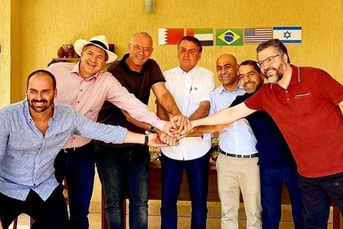 Bolsonaro se reúne com embaixadores dos EUA, Israel, Bahrein e Emirados Árabes