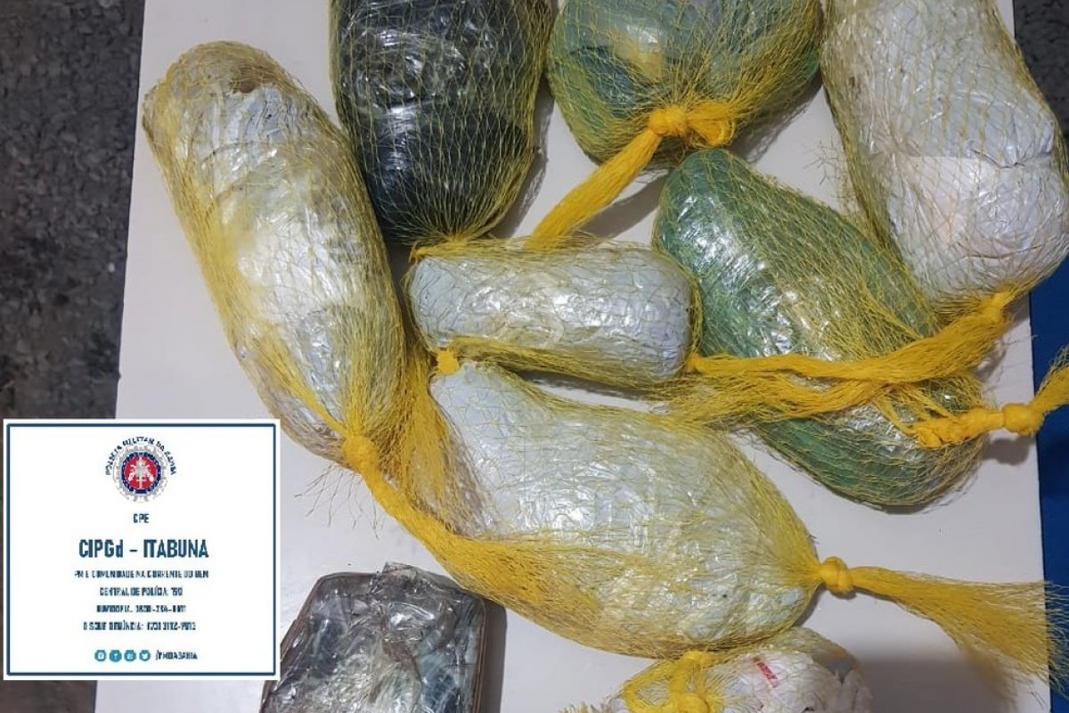 Drogas e celulares que seriam entregues a detentos são apreendidos na Bahia