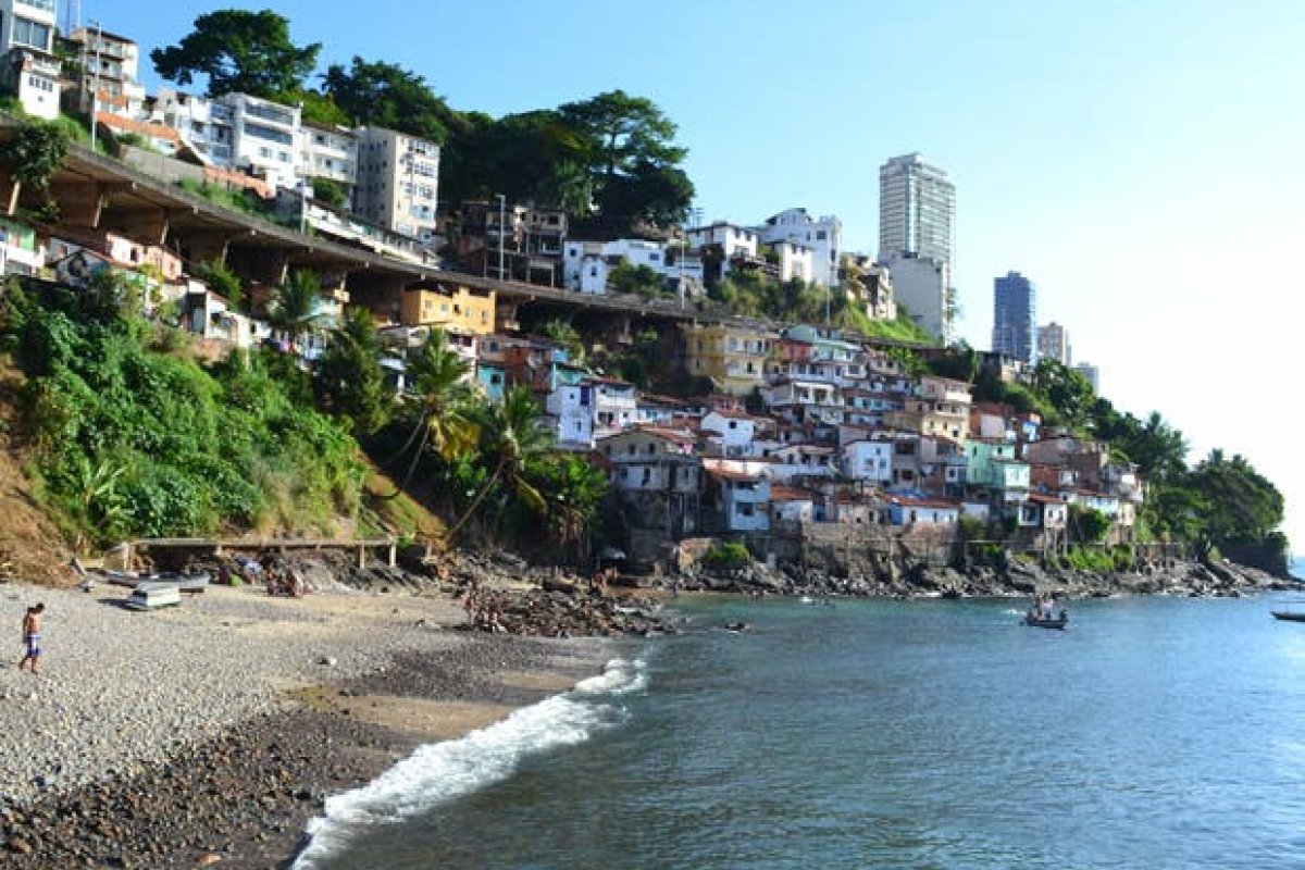 Veja: Banhistas lotam a praia da Gamboa em Salvador