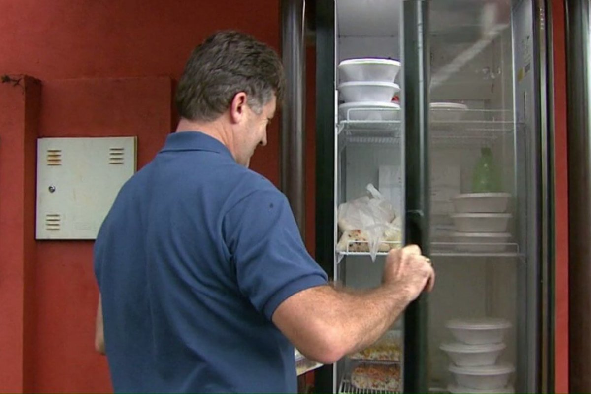 'Geladeira solidária' ajuda pessoas em situação de rua