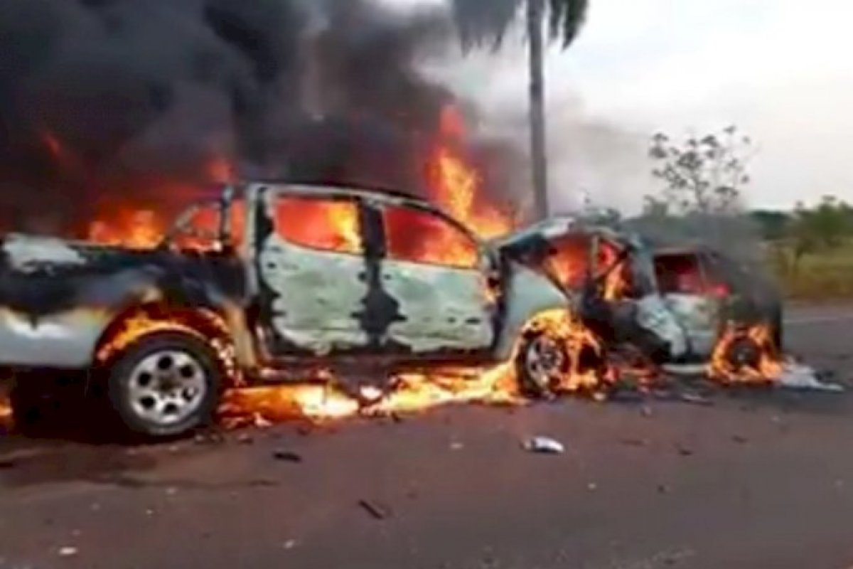 Carros batem de frente e pegam fogo na BR-060