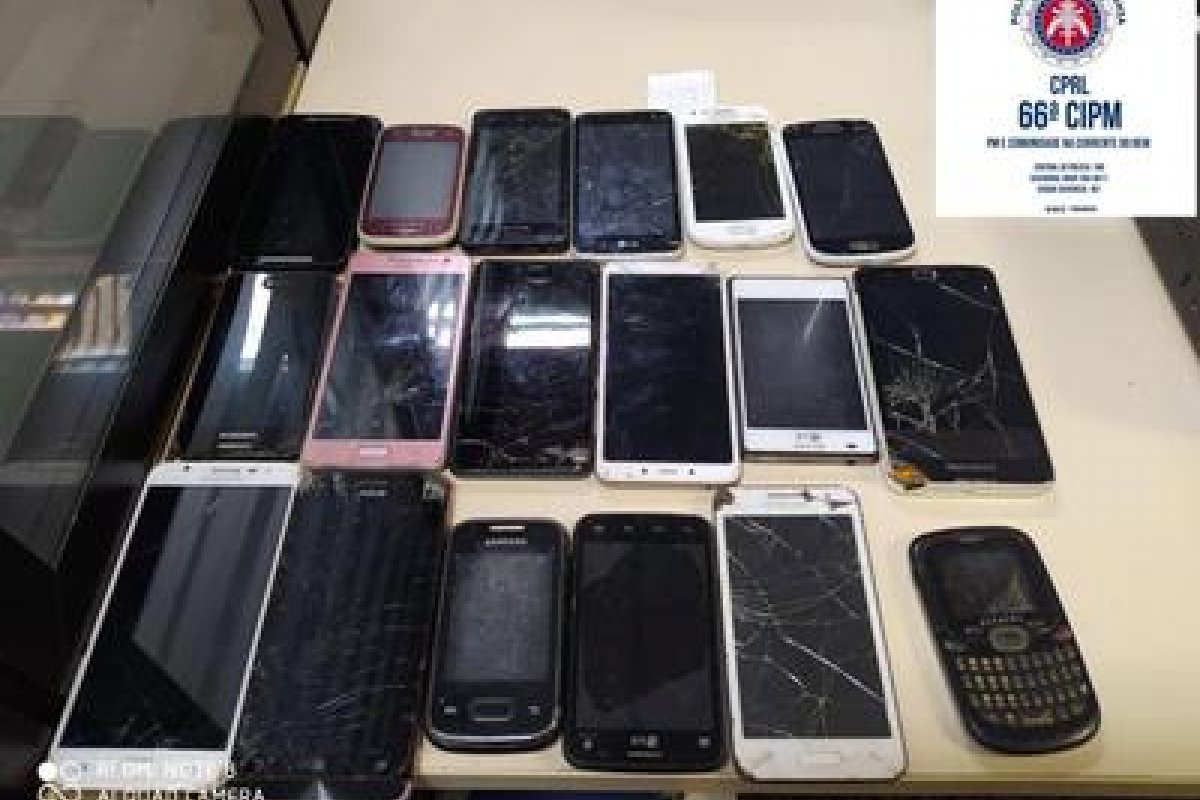 PMs localizam armas, celulares e veículos em bairro de Feira de Santana