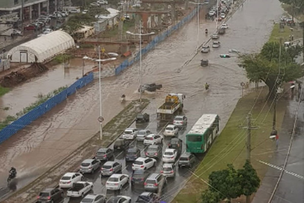 Avenida ACM fica alagada e deixa trânsito congestionado