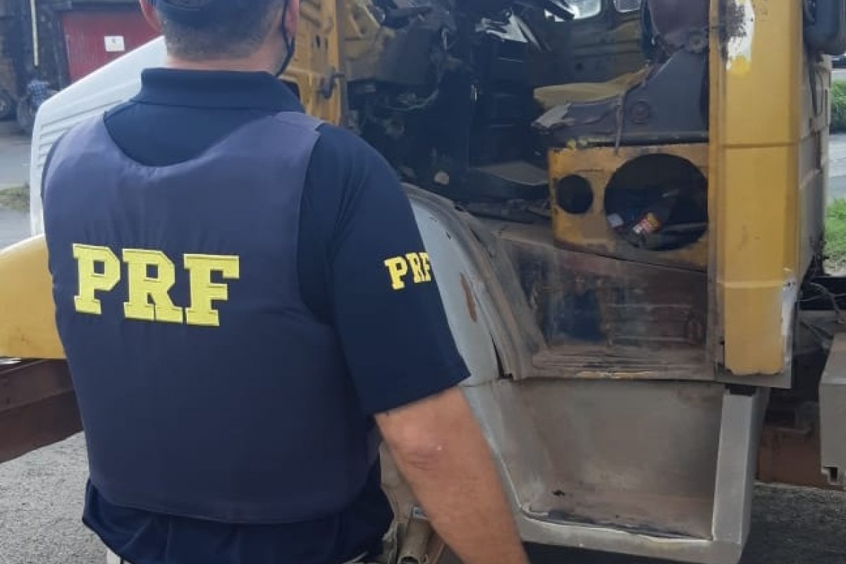 Homem é flagrado pela PRF dirigindo caminhão em péssimo estado de conservação