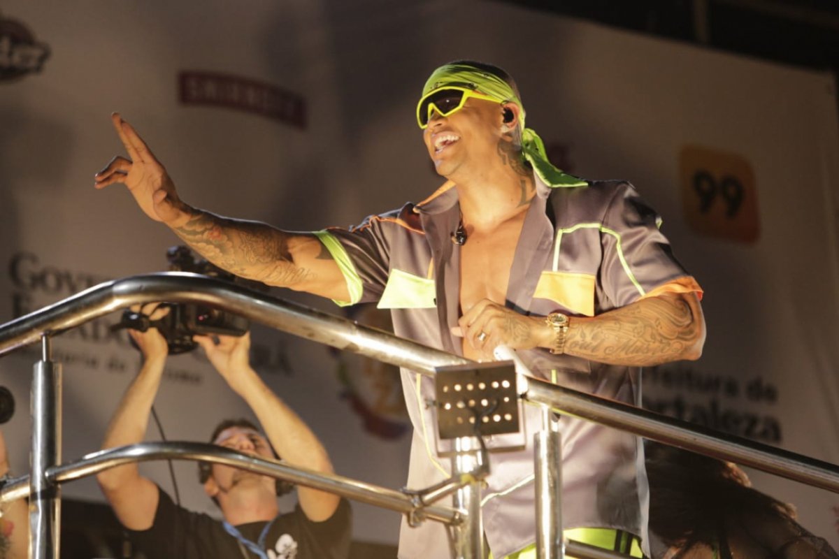 Léo Santana vai às lágrimas ao homenagear Gabriel Diniz 